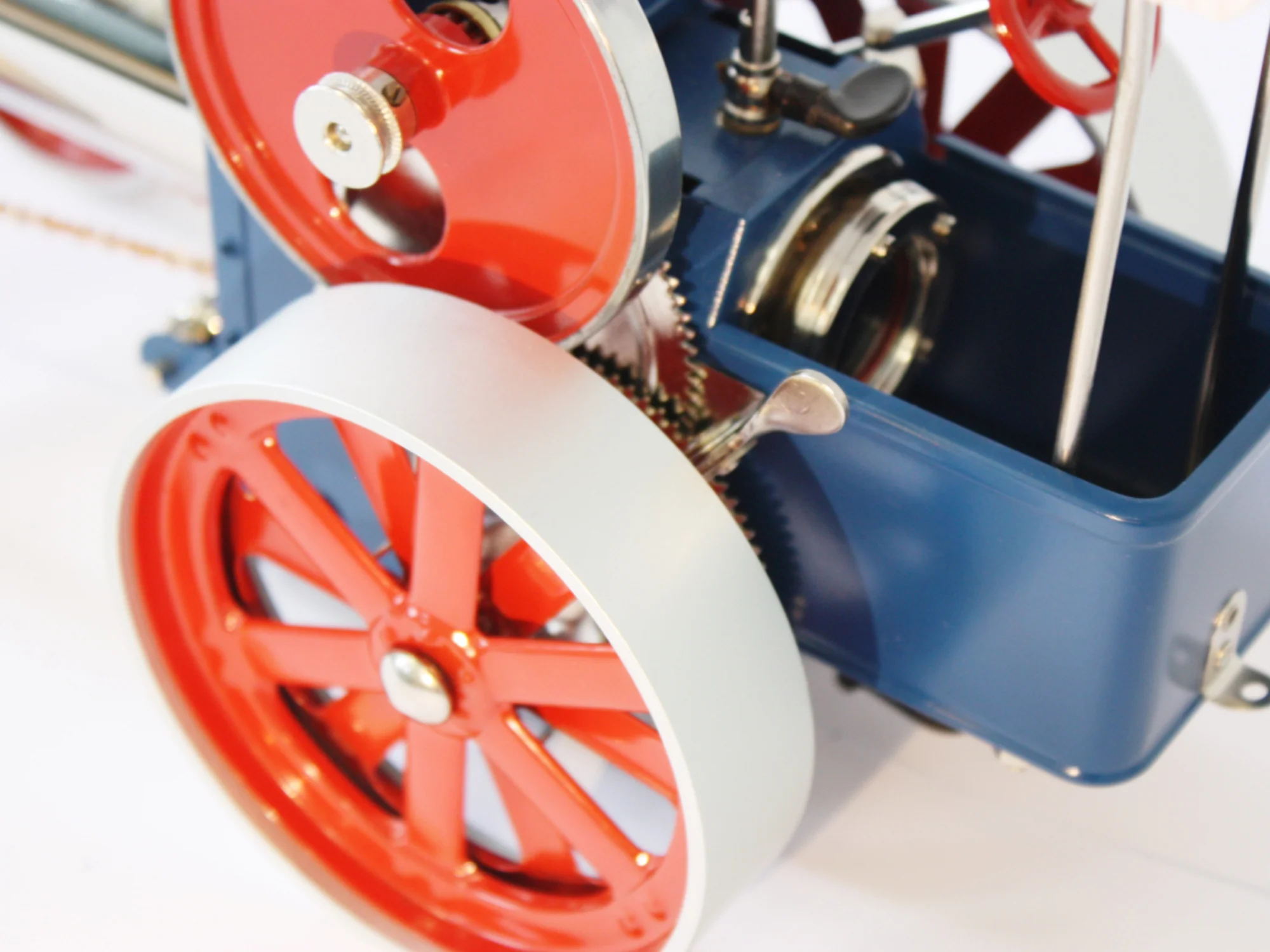Wilesco D415 Steam Traction Engine Kit Blue/Red - Image 9
